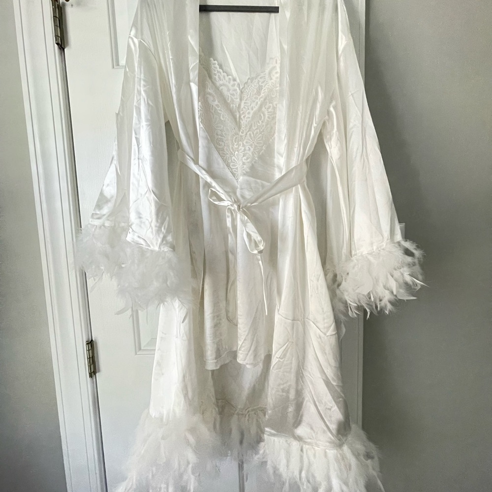 New Elegant White Feather Trim Robe with used night dress